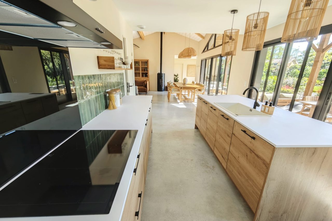 cuisine moderne ouverte sur la pièce à vivre à Numa House près de Bordeaux