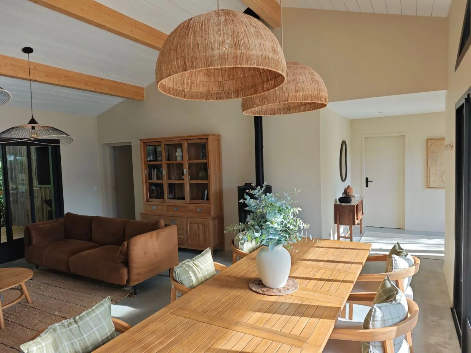 espace à dîner lumineux à la villa de vacances Numa House près de Bordeaux