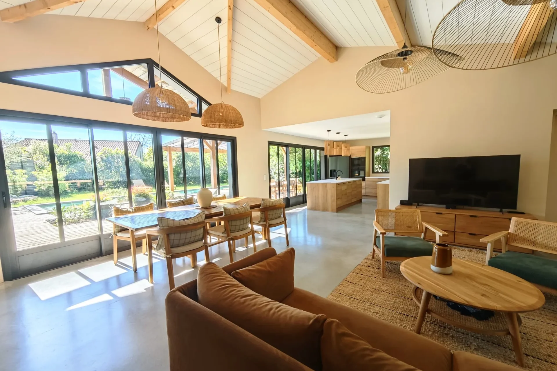 Spacious and cosy living room, filled with light at Numa House near Bordeaux