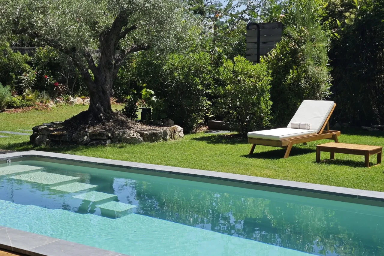 Piscine et bain de soleil dans le jardin de Numa House, villa de vacances près de Bordeaux