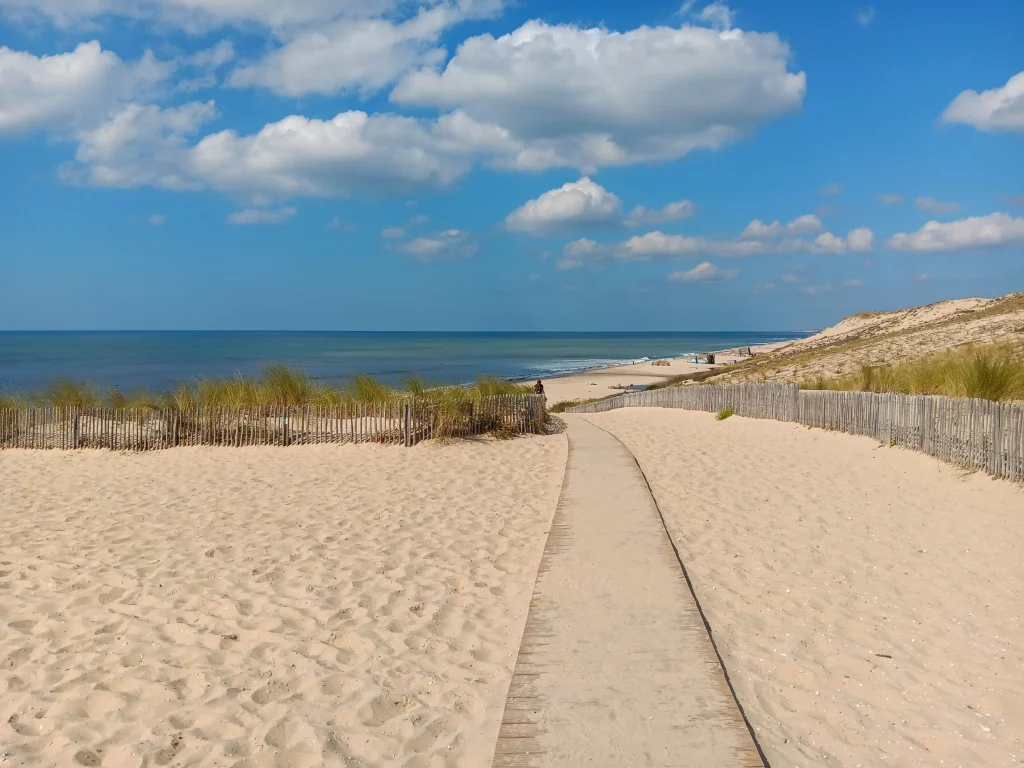 View of an Atlantic beach in Gironde, on a sunny day, easy reach from Numa House