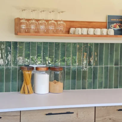 Plan de travail de la cuisine avec crédence en zelliges verts à Numa House